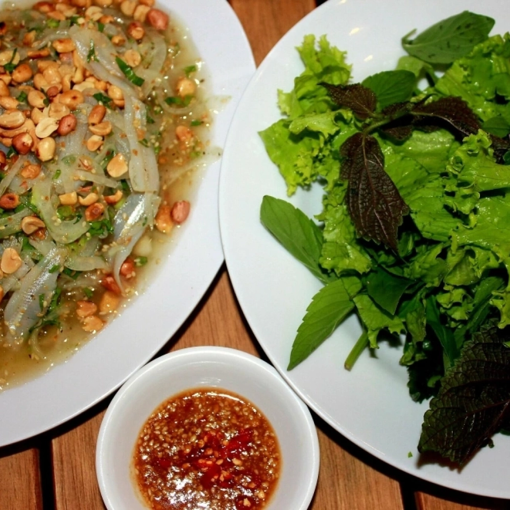 Gỏi cá mai cuốn rau sống