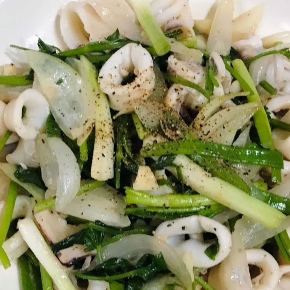 Mực xào hành cần