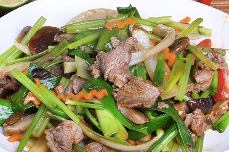 Bò xào hành cần