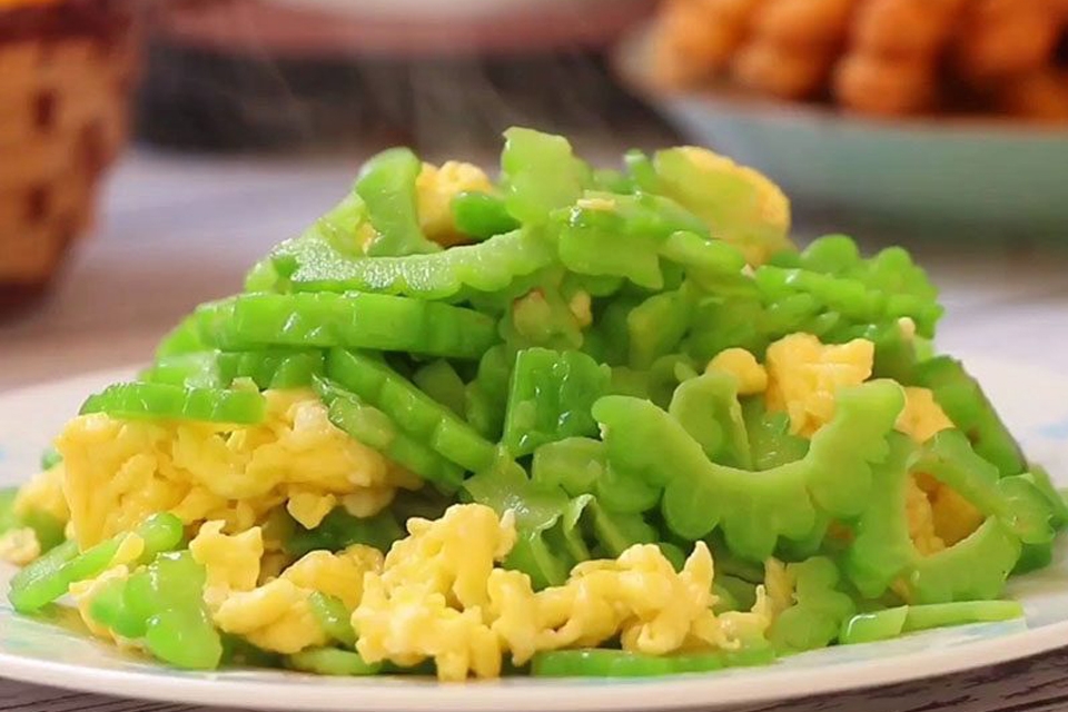 Khổ qua xào trứng muối