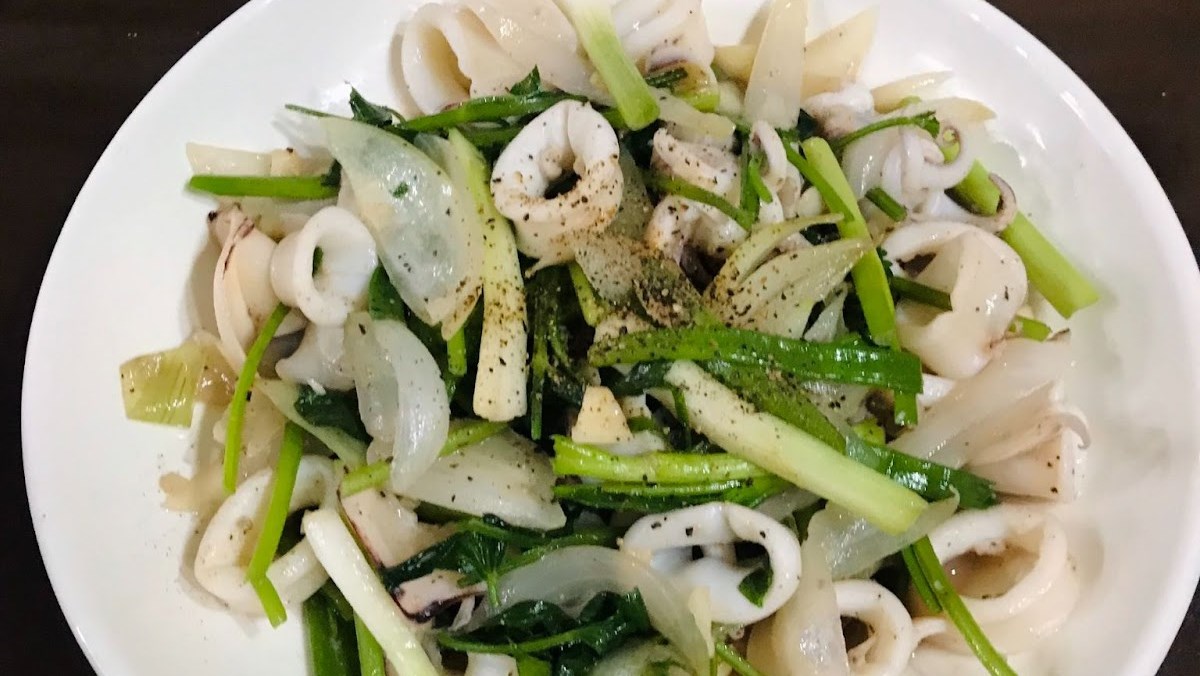 Mực xào hành cần