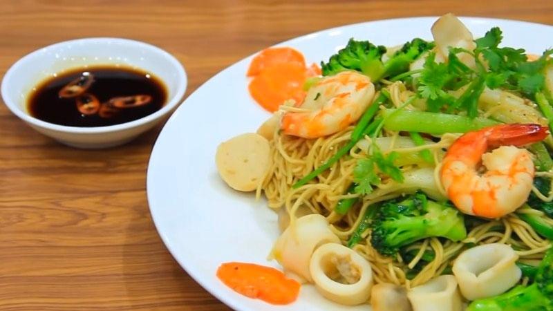 Mì xào hải sản